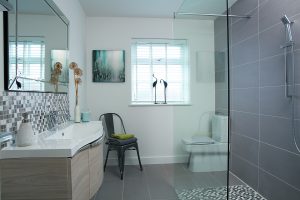 Bathroom with floor-to-ceiling shower screen