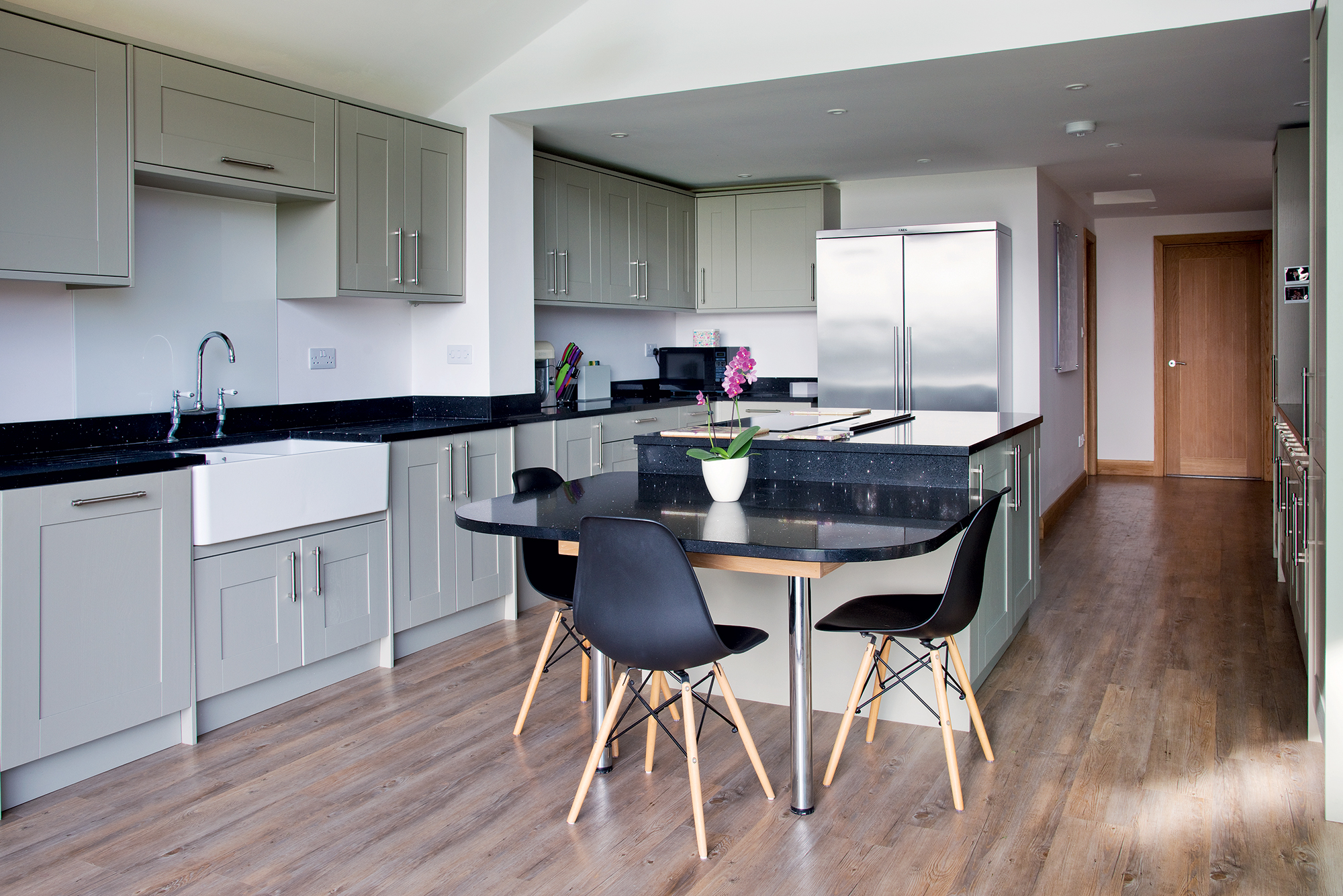 Contemporary kitchen scheme