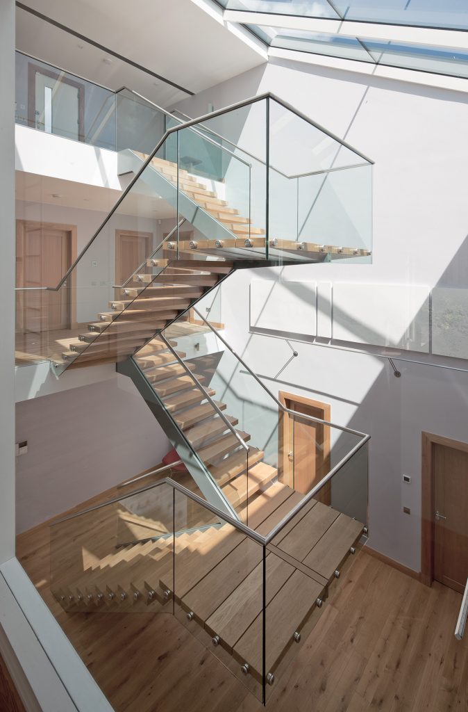 Minimalist cantilevered staircase by TAP architects