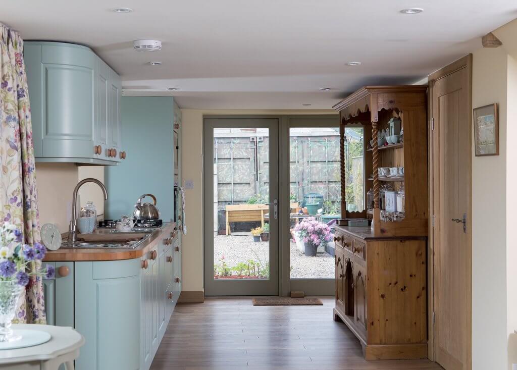 Traditional kitchen with curved units