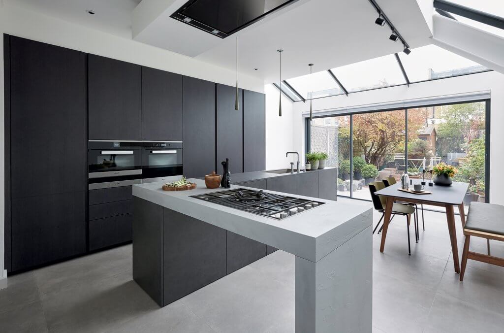 Industrial-style kitchen by Hub Kitchens