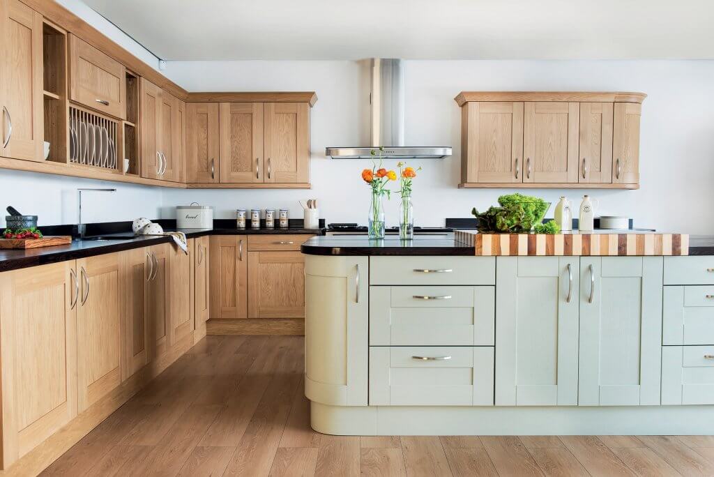 Shaker-style kitchen by Solid Wood Kitchen Cabinets