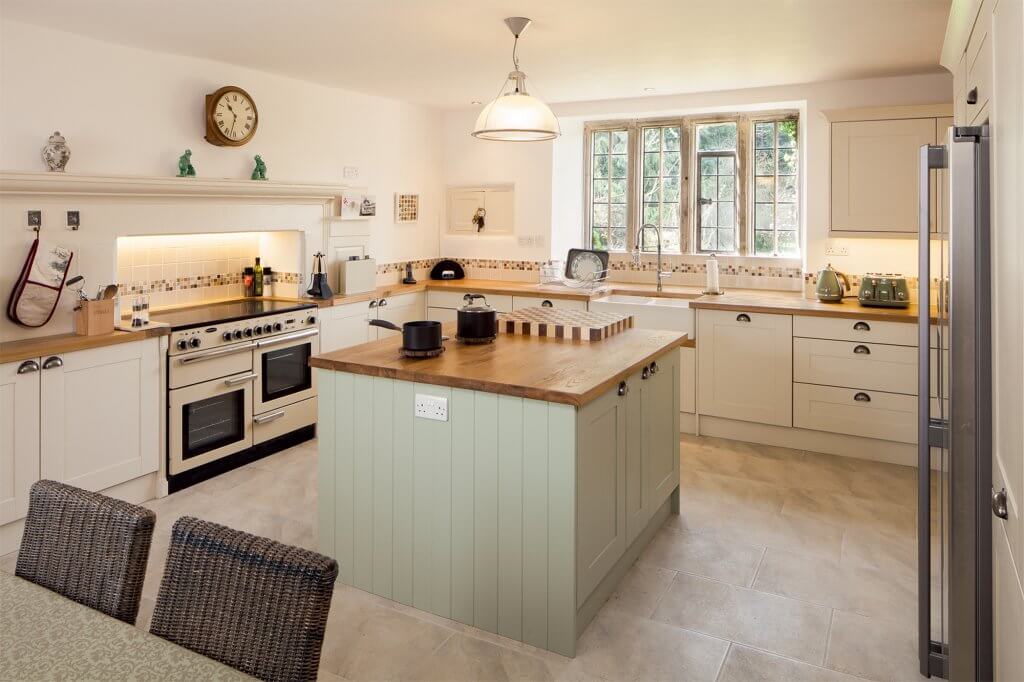 Country farmhouse kitchen by Solid Wood Kitchen Cupboards