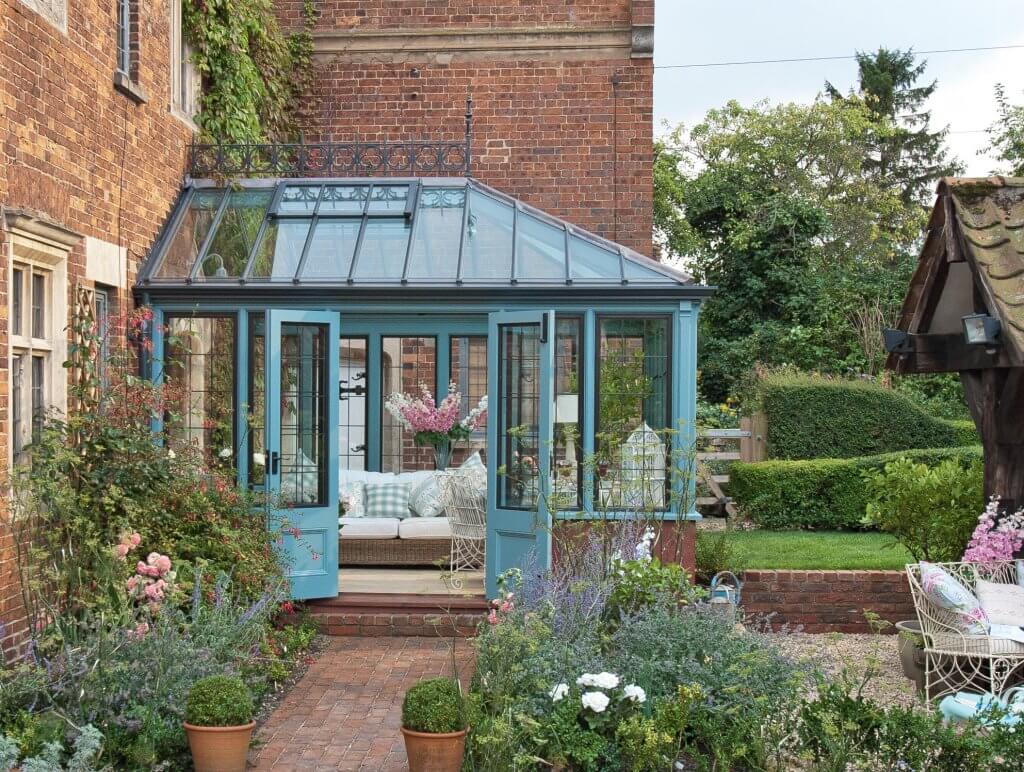 Traditional conservatory by Vale Garden Houses