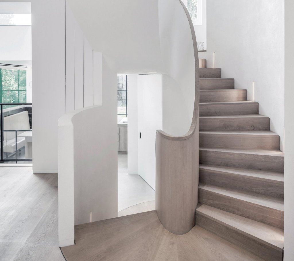 Curved bespoke staircase by 23 Architecture