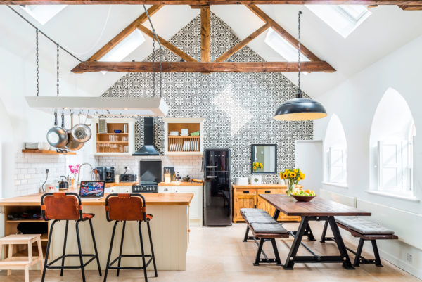 Contemporary scheme with exposed beams by Evolution Design