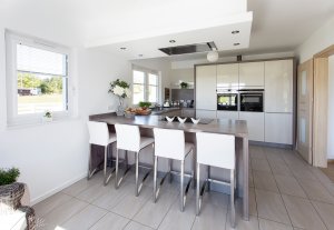 Kitchen with breakfast bar