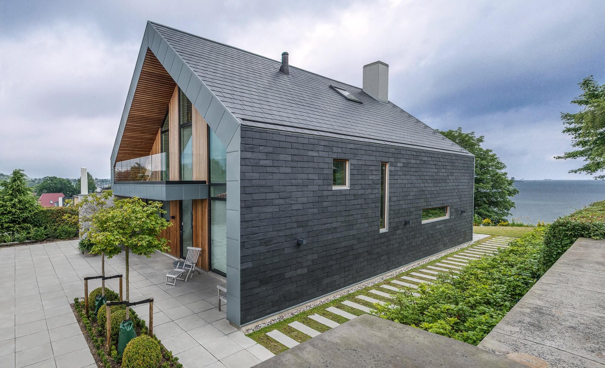 Timber frame home clad in Cupa Pizarras 101 Logic slate