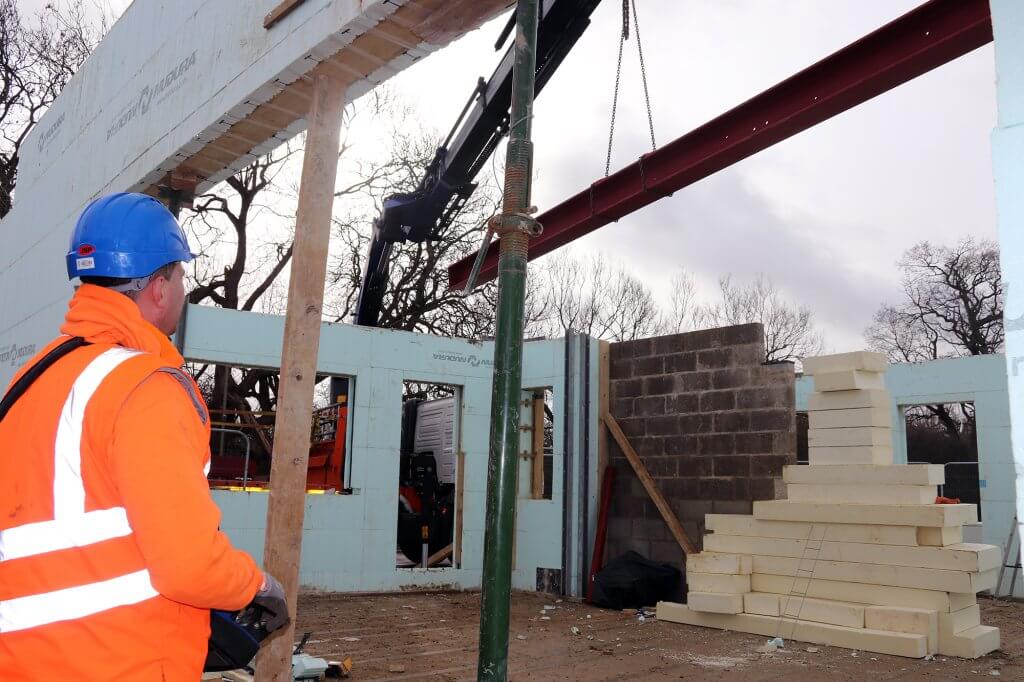 Craning in the main steel beam