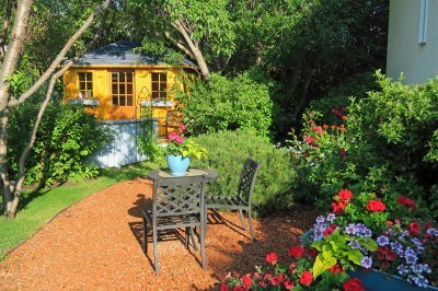 Garden with outbuilding