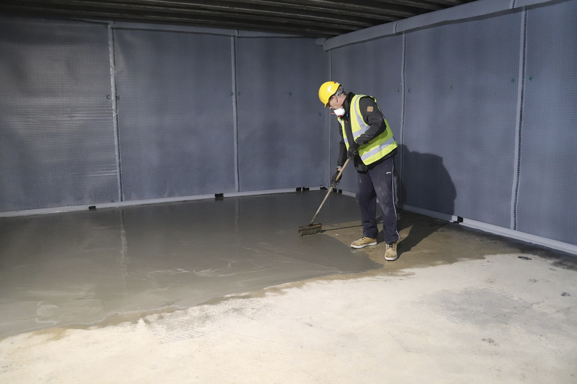 Applying the hydradry floor slurry