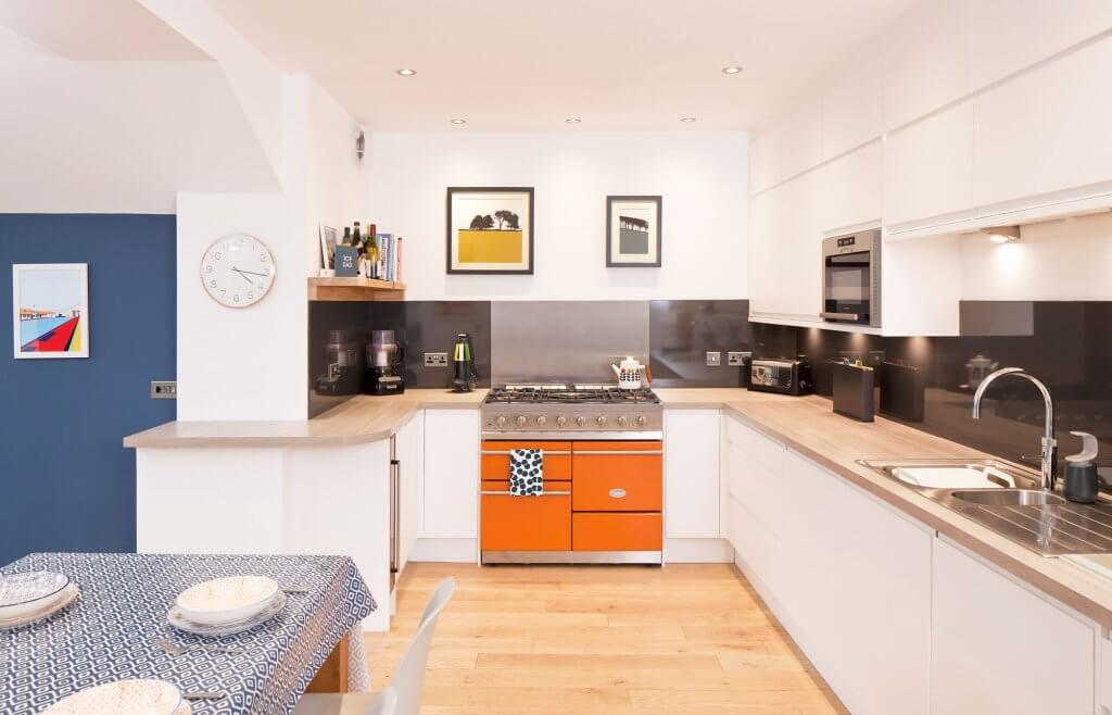 Contemporary kitchen in open-plan renovation