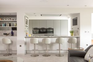 Contemporary kitchen breakfast bar