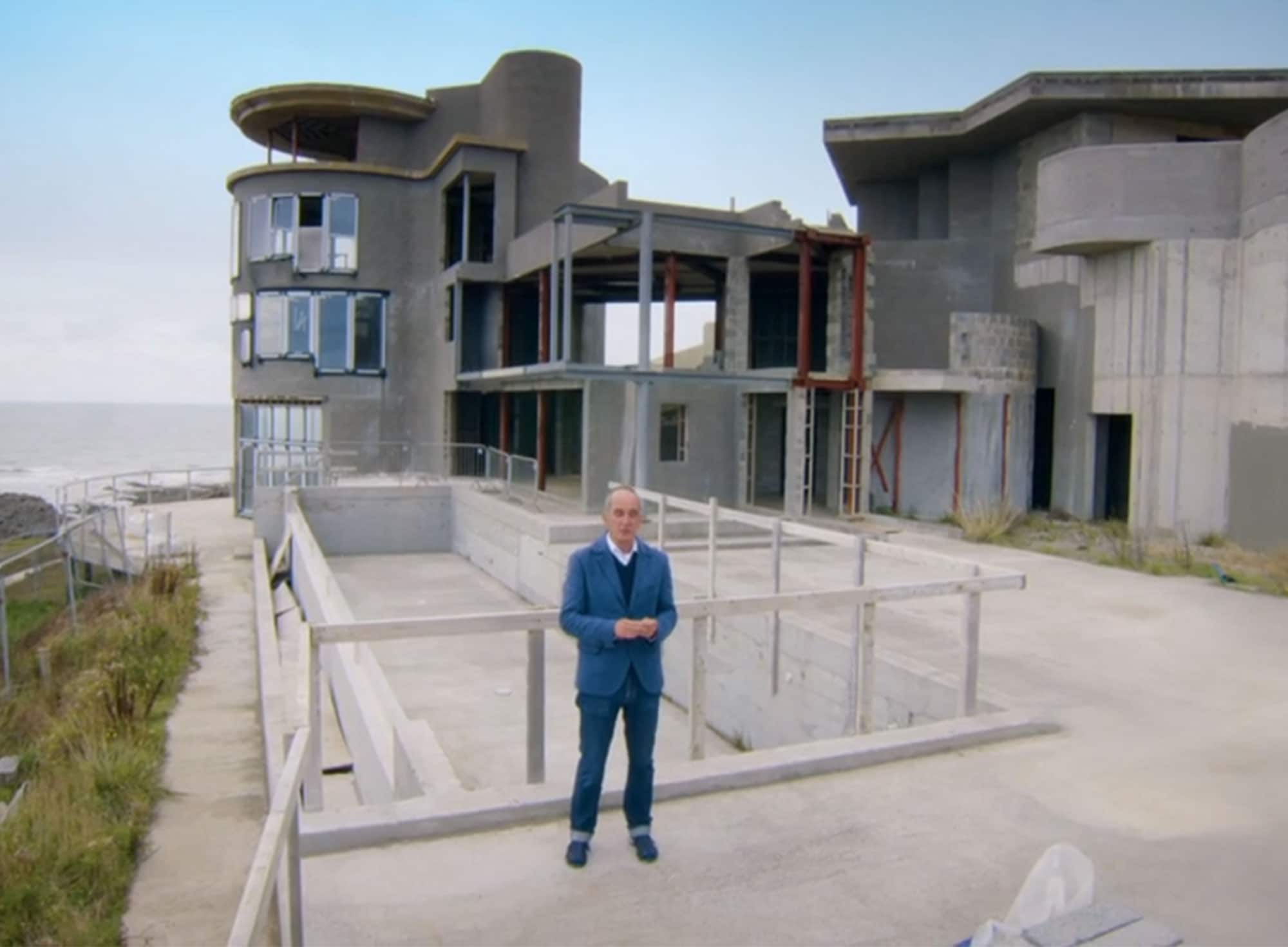 Kevin McCloud à l'extérieur d'une maison abandonnée