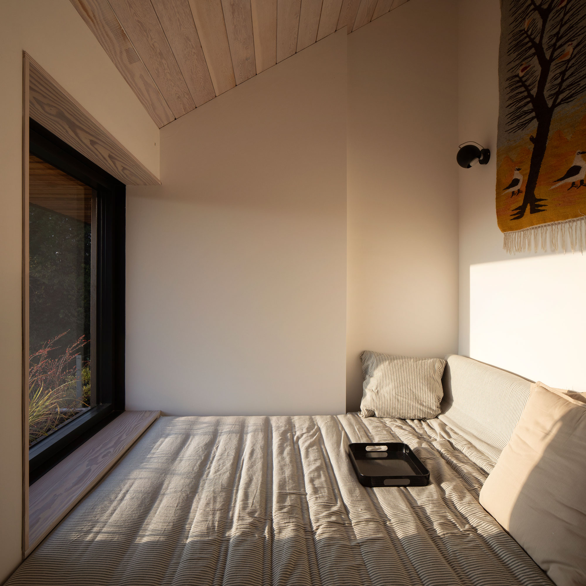 Chambre blanche confortable