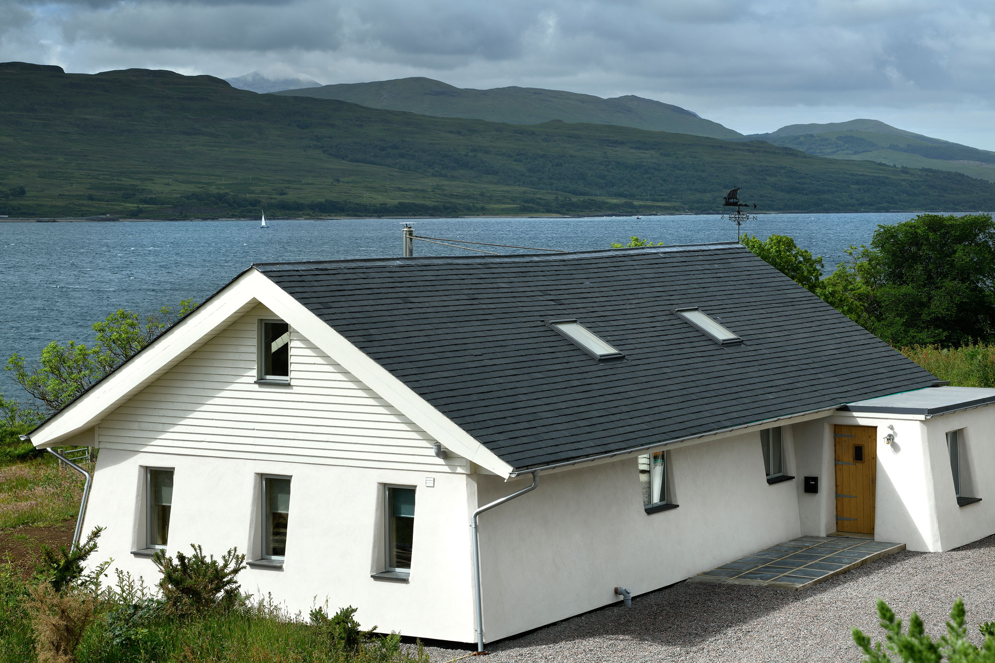 Bungalow moderne avec vue sur le lac