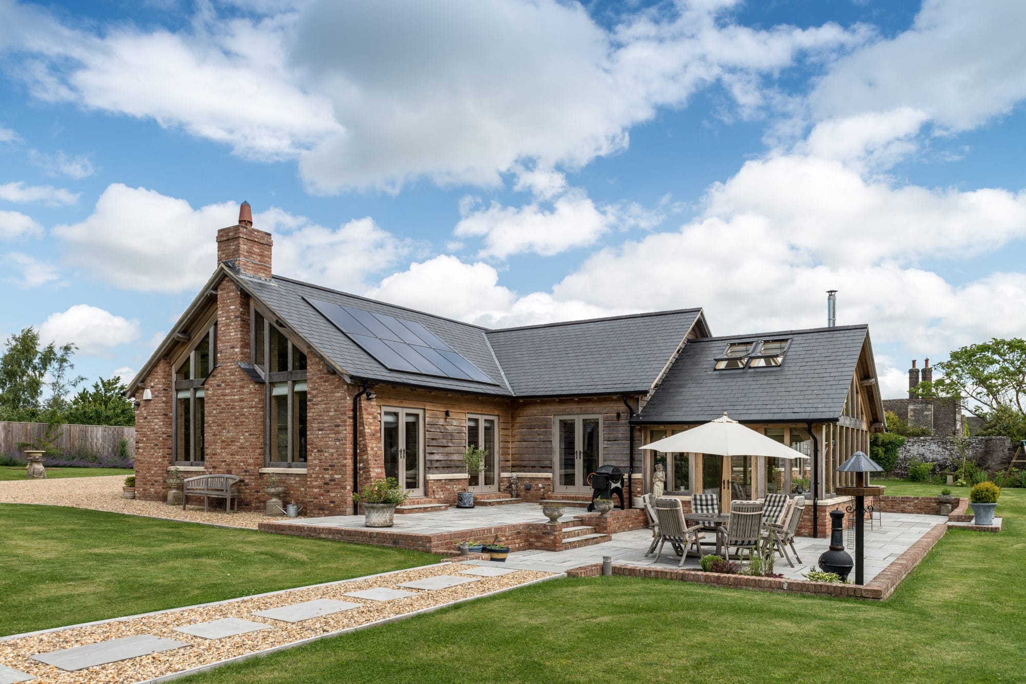 Деревенский дом из кирпича