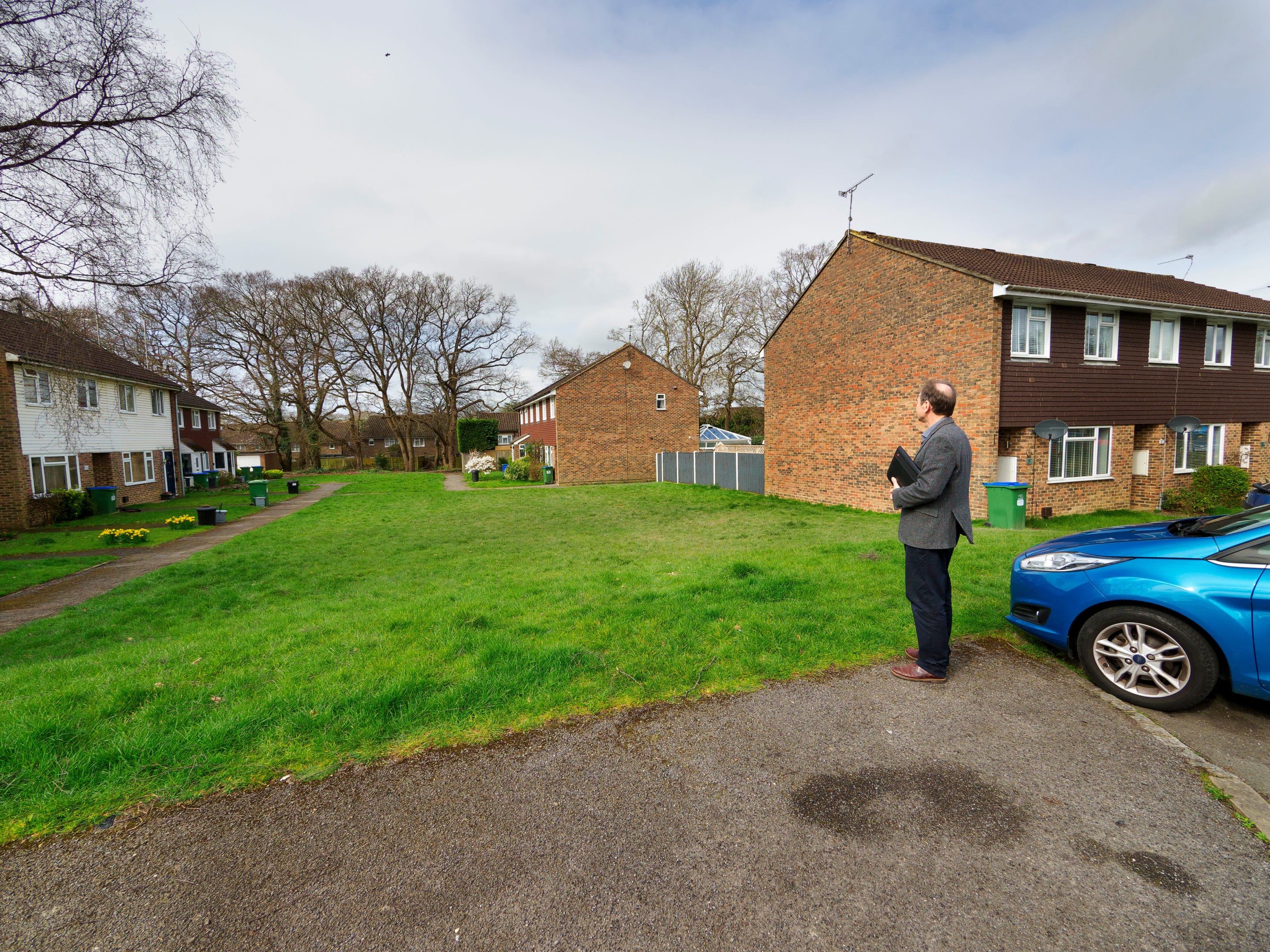 Plot surveyor considering plot