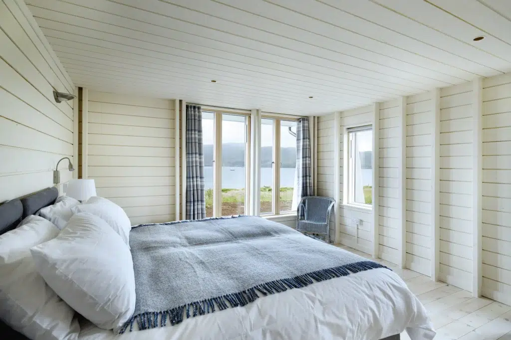 Bedroom with cost-effective corner glazing effect