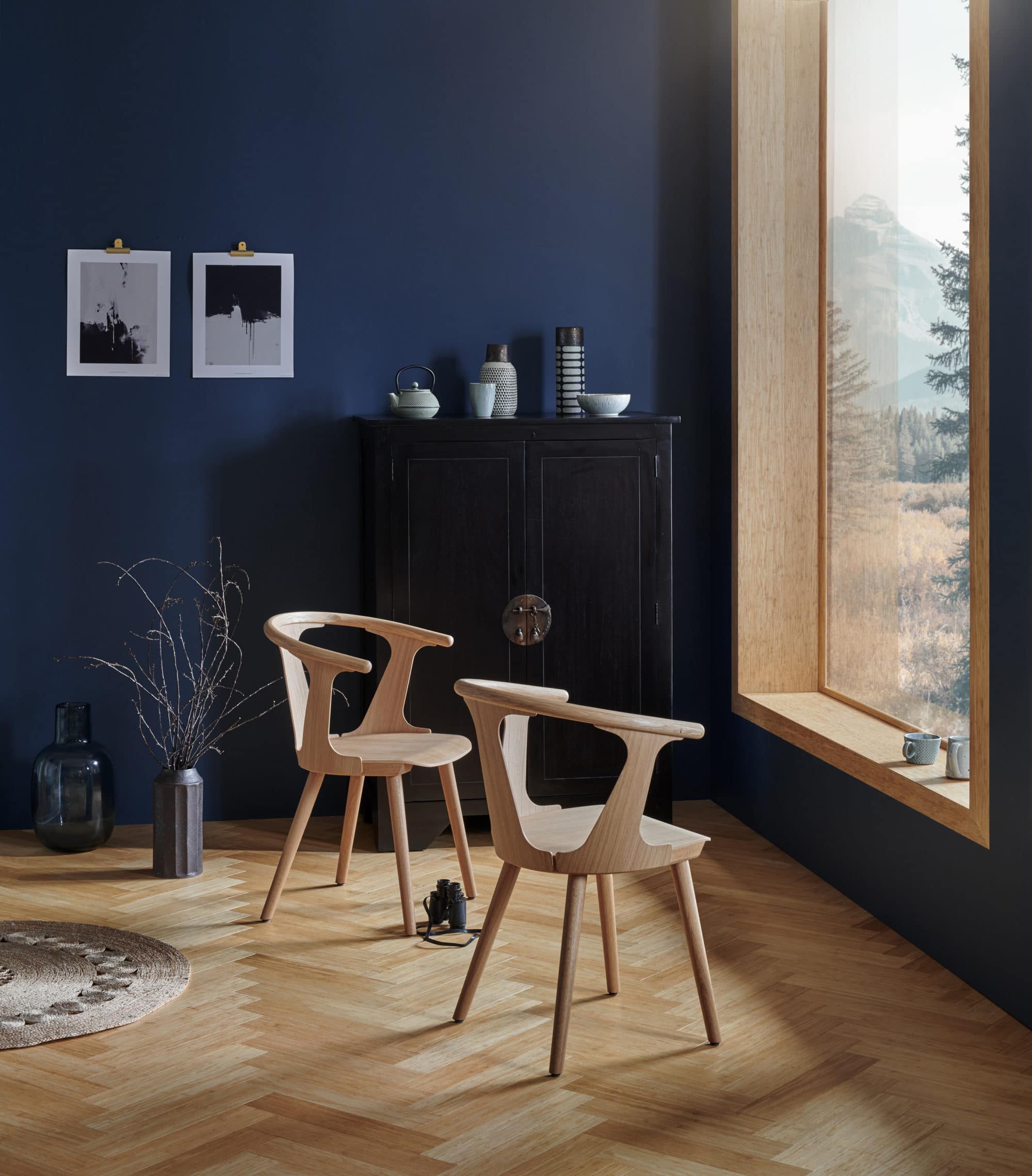 Sitting room with blue wall