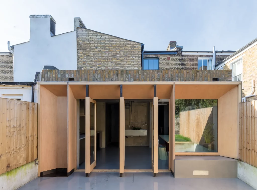 Extension with pivoting doors