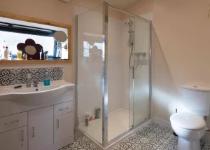 Bathroom space with patterned tiling