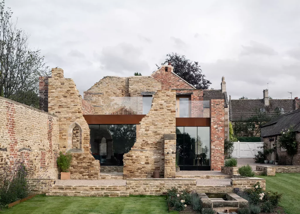 Listed 17th century ruins blended with glass extension