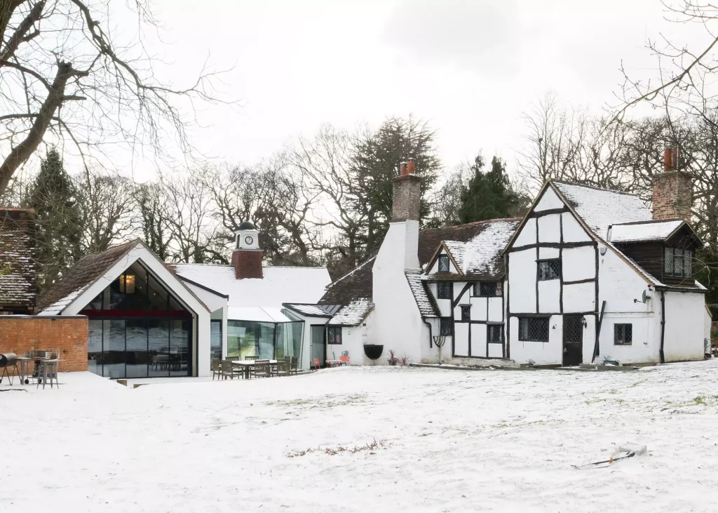 Glass link and extension to a 400-year-old listed cottage in Surrey