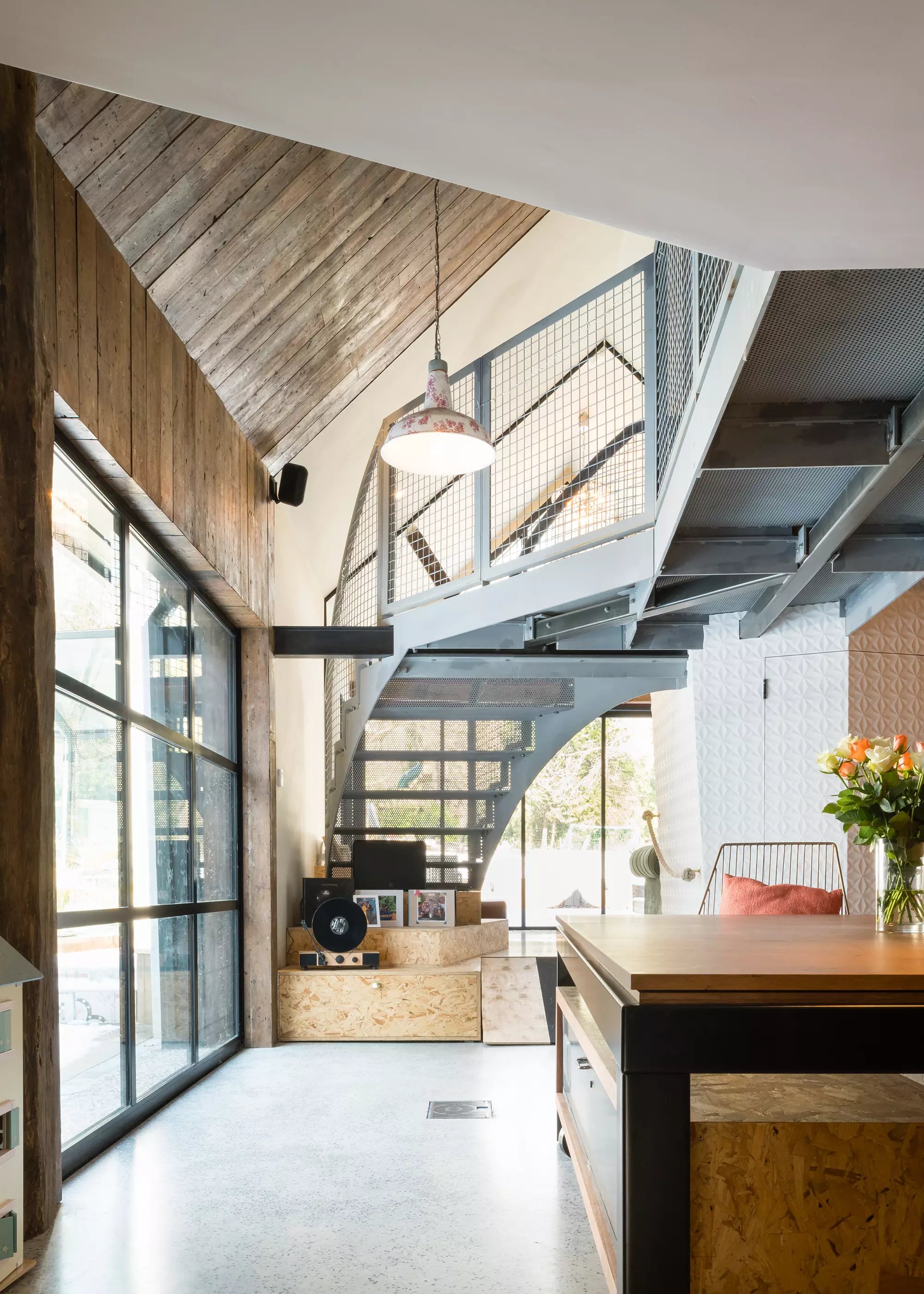 Glass link and extension to a 400-year-old listed cottage in Surrey