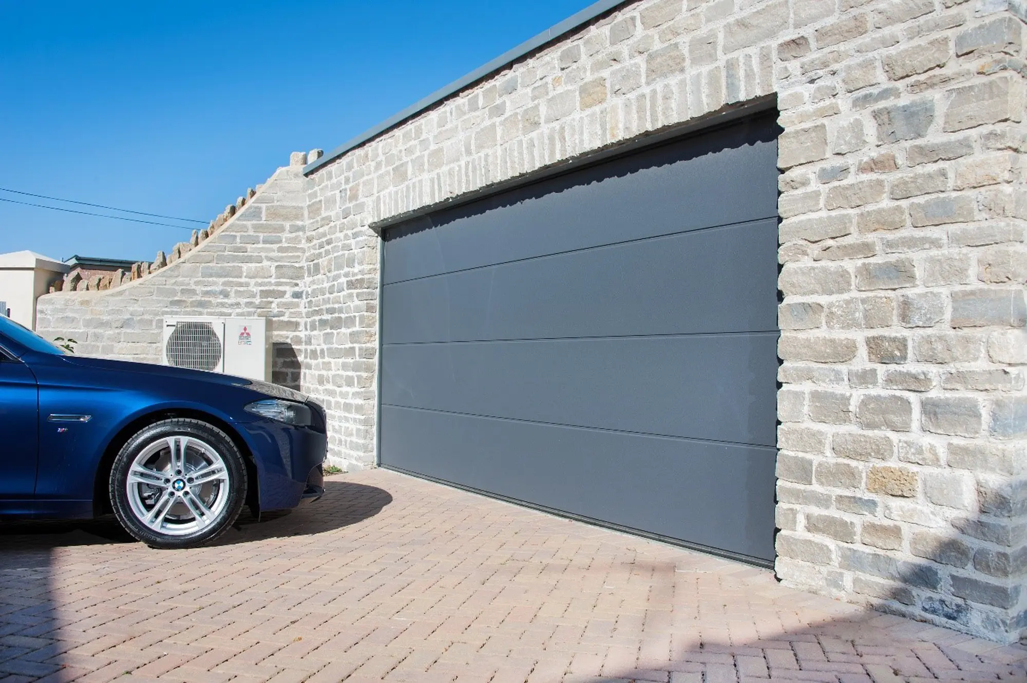 How to Choose the Right Garage Door – Materials, Configurations & Designs