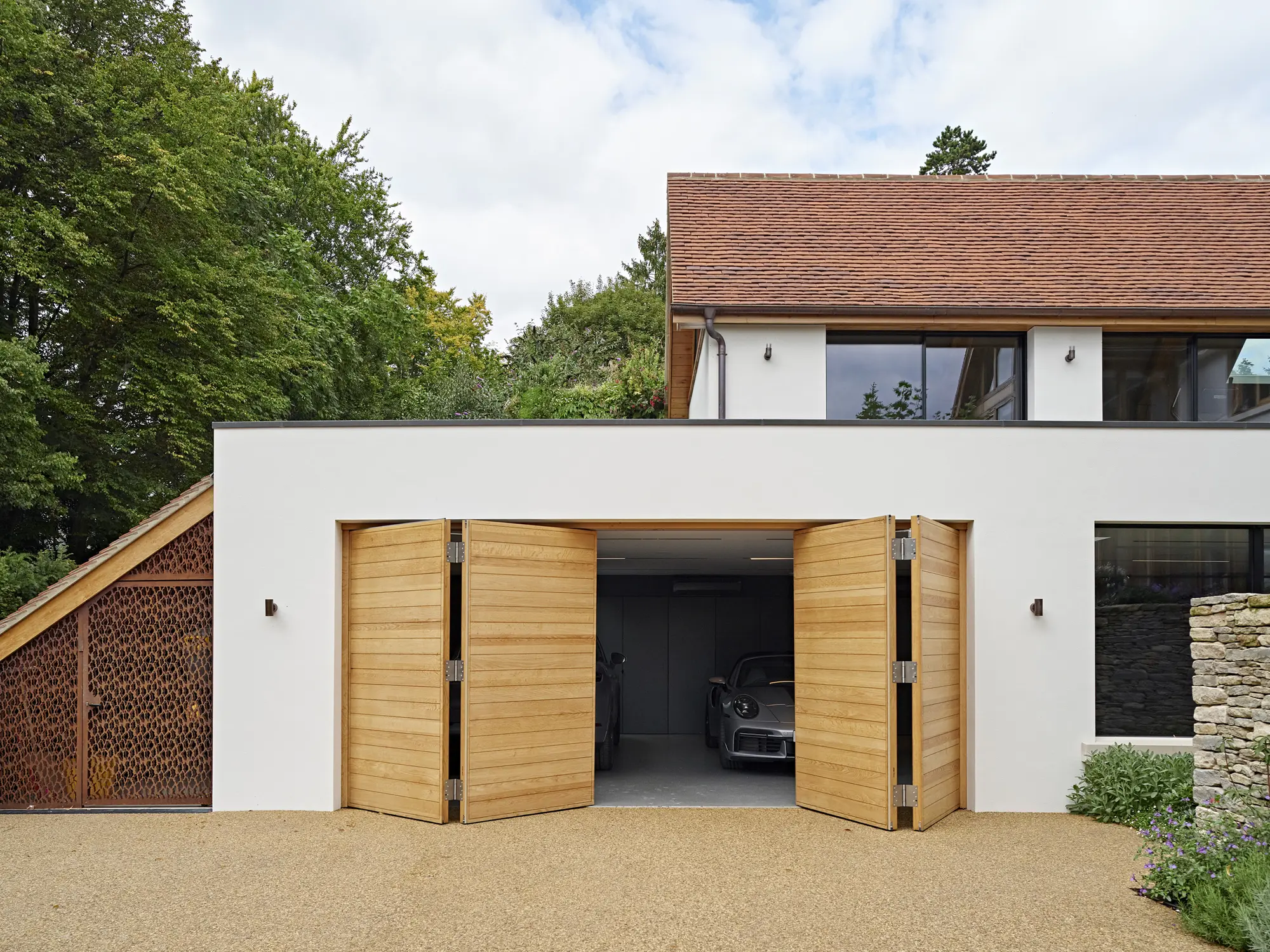 How to Choose the Right Garage Door – Materials, Configurations & Designs