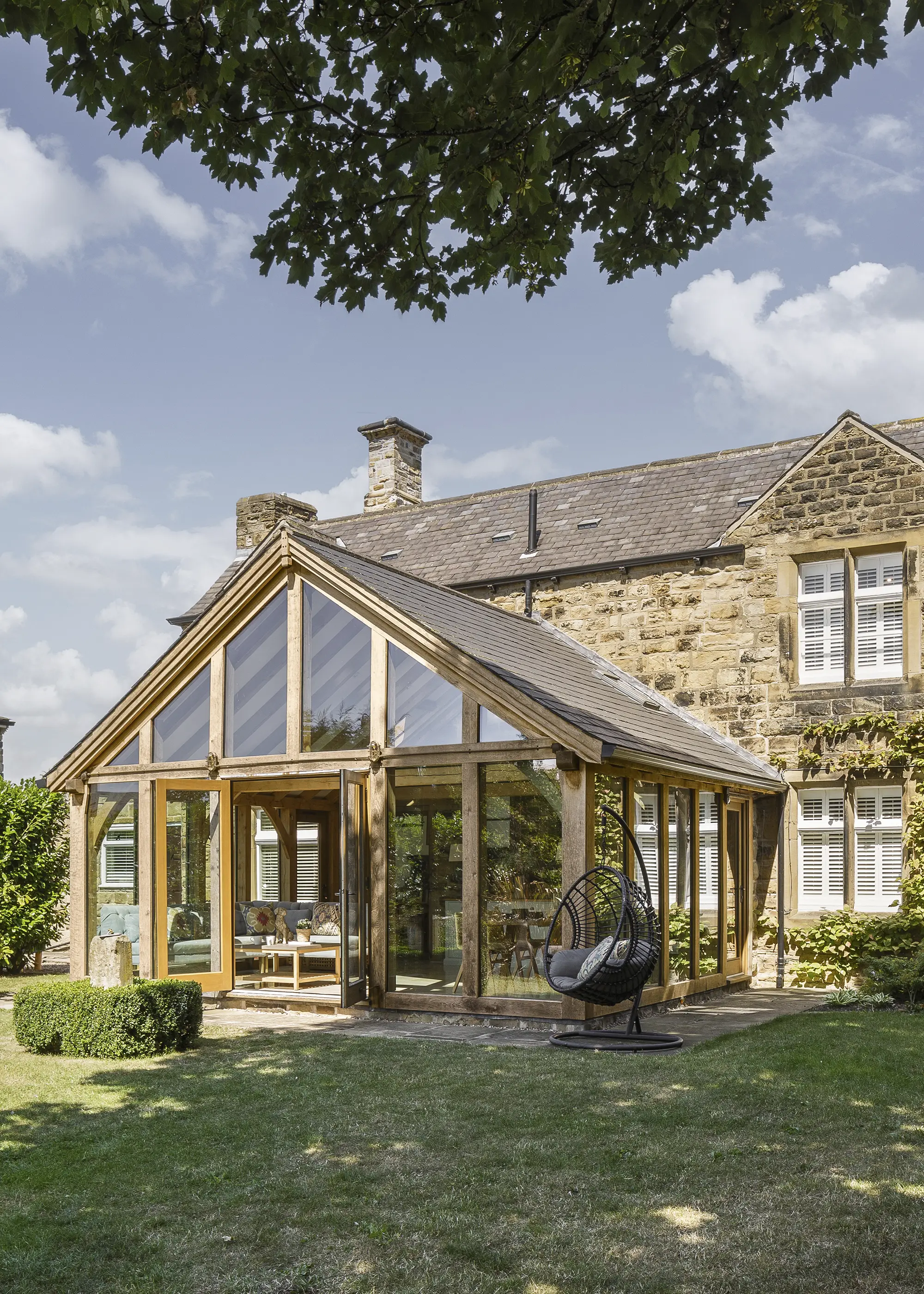 Charming Oak Frame Extension Idea for a 17th-Century Home