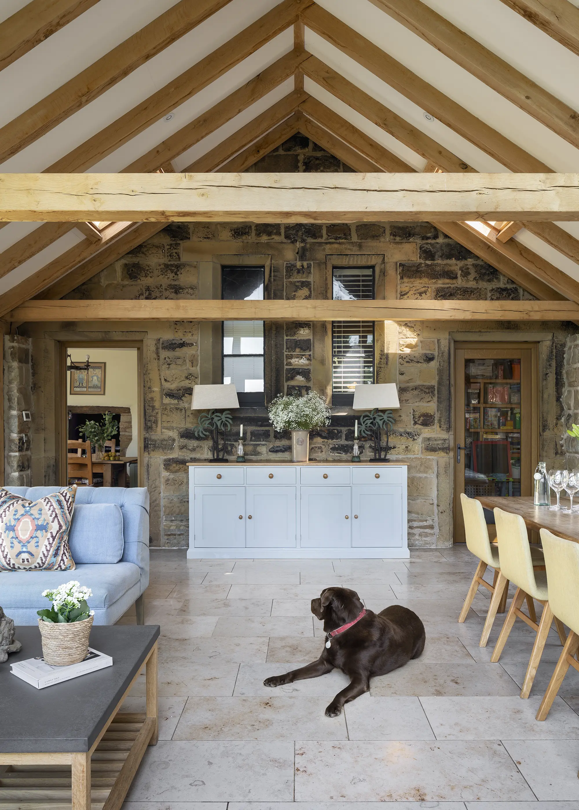 Charming Oak Frame Extension Idea for a 17th-Century Home