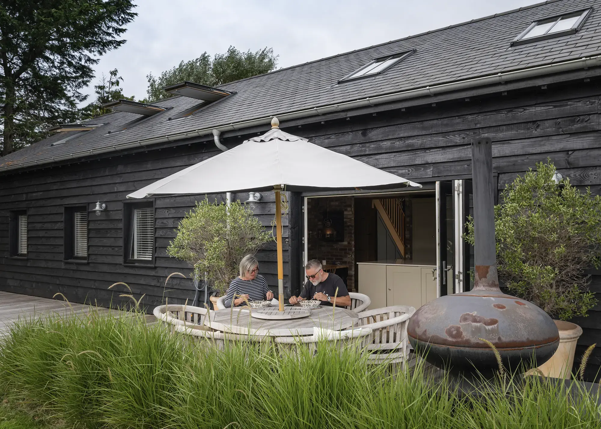 Rural Barn in Hampshire Upgraded with a Light-Filled Oak Frame Extension