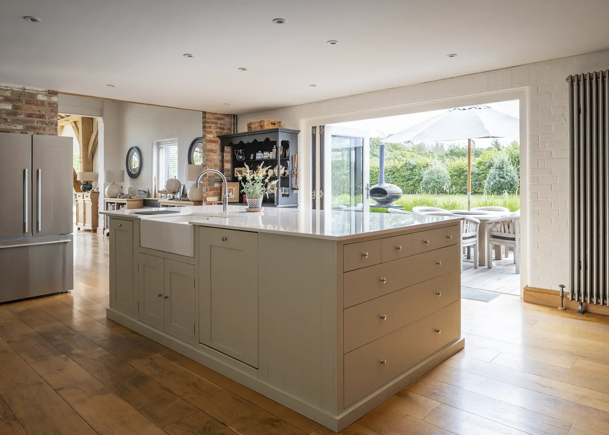 Rural Barn in Hampshire Upgraded with a Light-Filled Oak Frame Extension