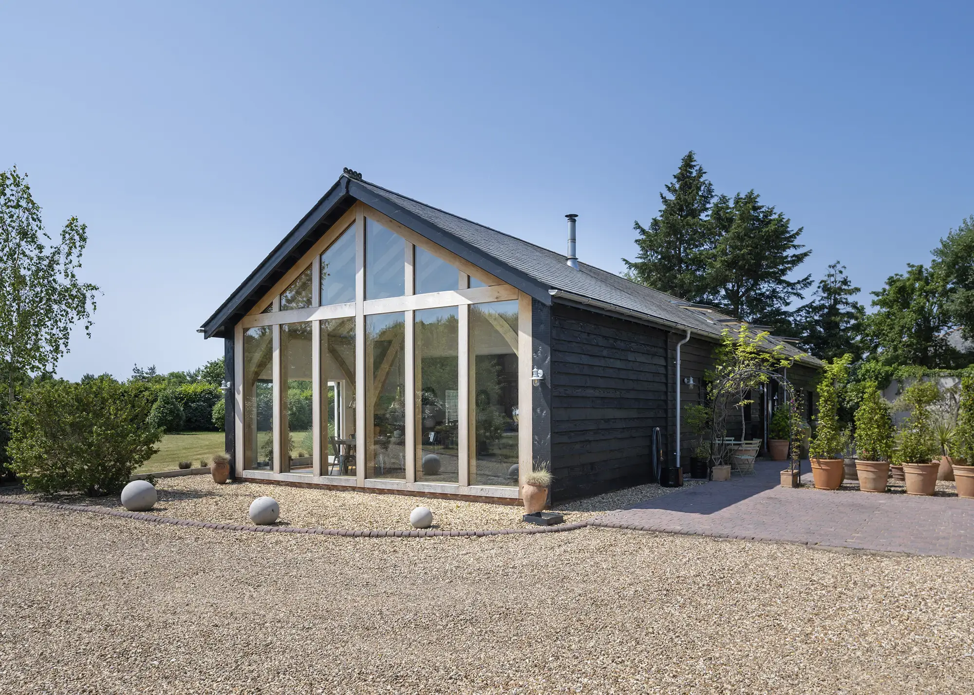 Rural Barn in Hampshire Upgraded with a Light-Filled Oak Frame Extension