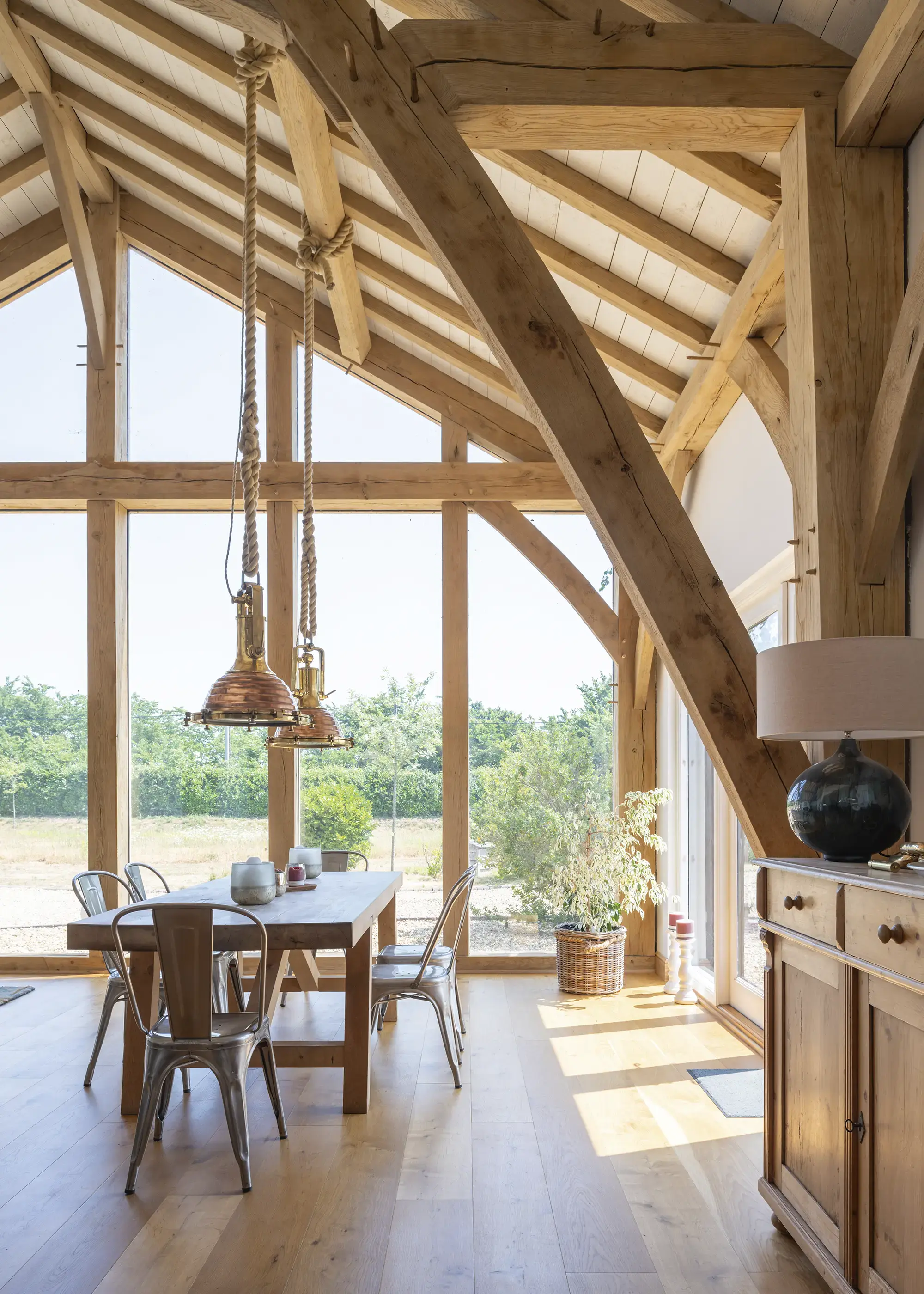 Rural Barn in Hampshire Upgraded with a Light-Filled Oak Frame Extension