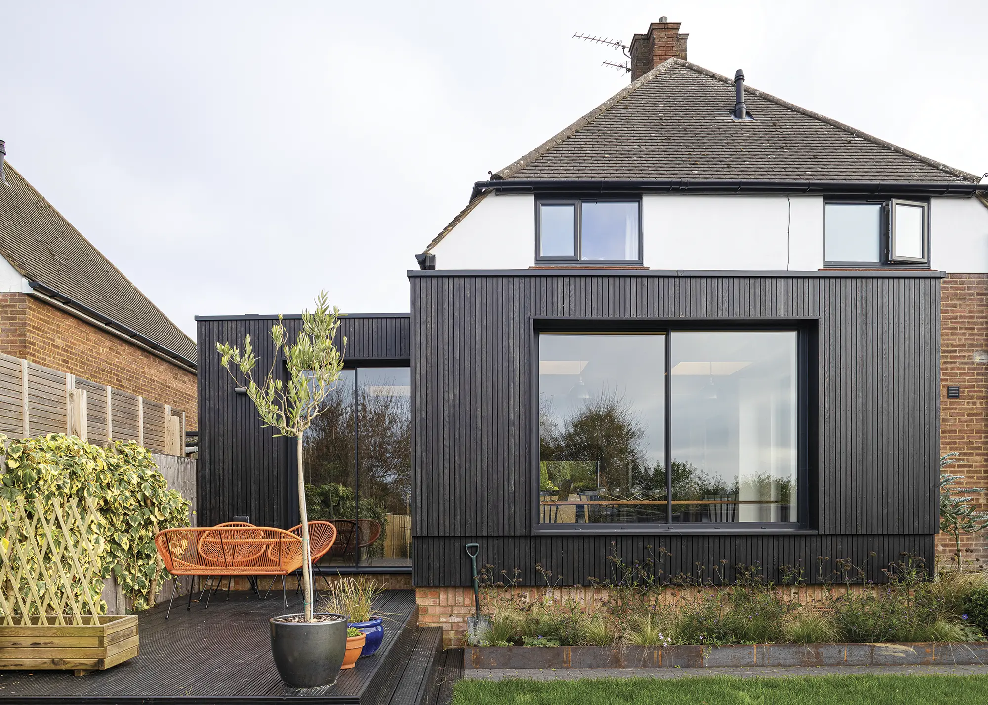 1950s House Opened Up to the Garden with a Timber-Clad Extension