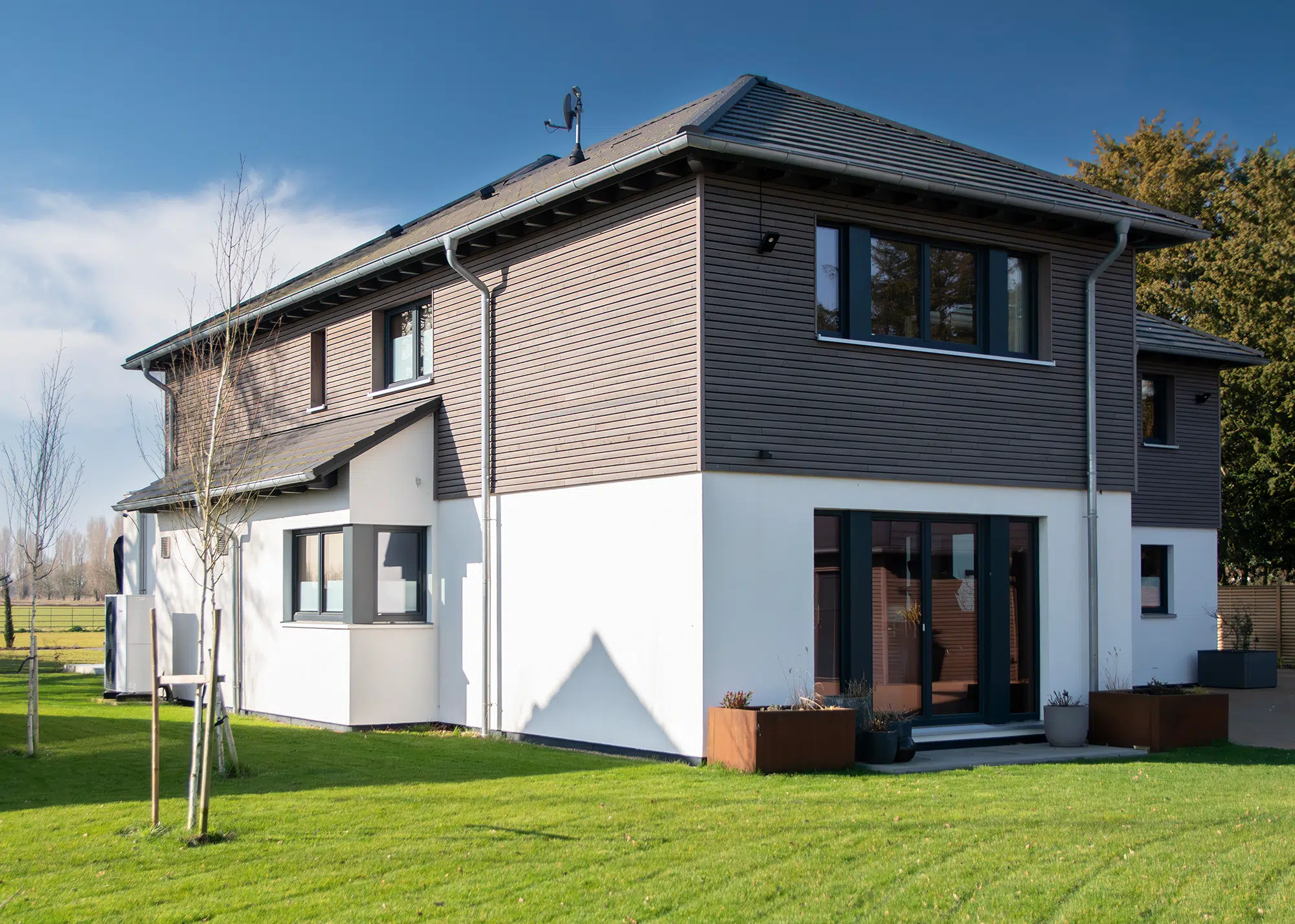 Super Energy-Efficient Turnkey Home Built on a Serene Garden Plot