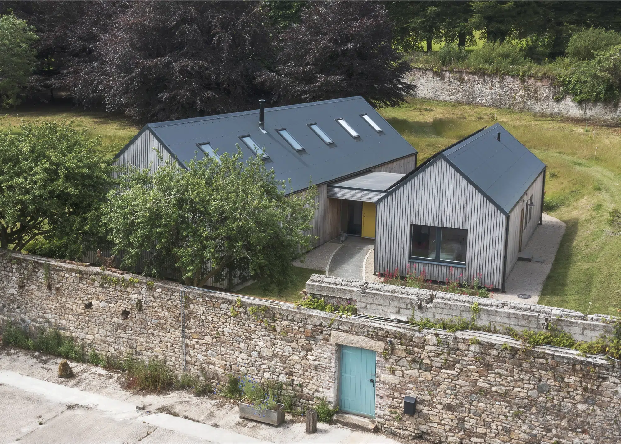 Contemporary barn-style oak frame build
