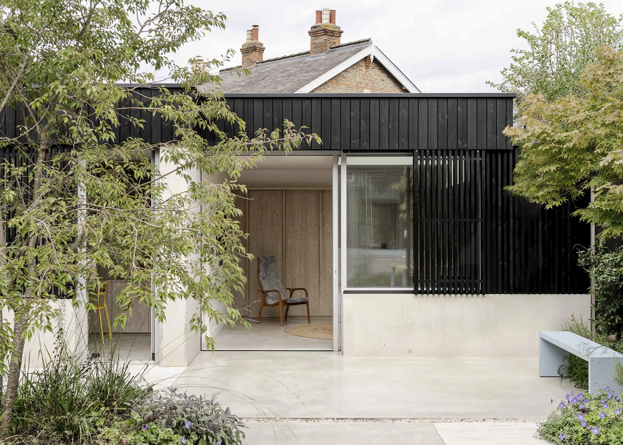 Light-filled & contemporary annexe design with glazed sliding doors