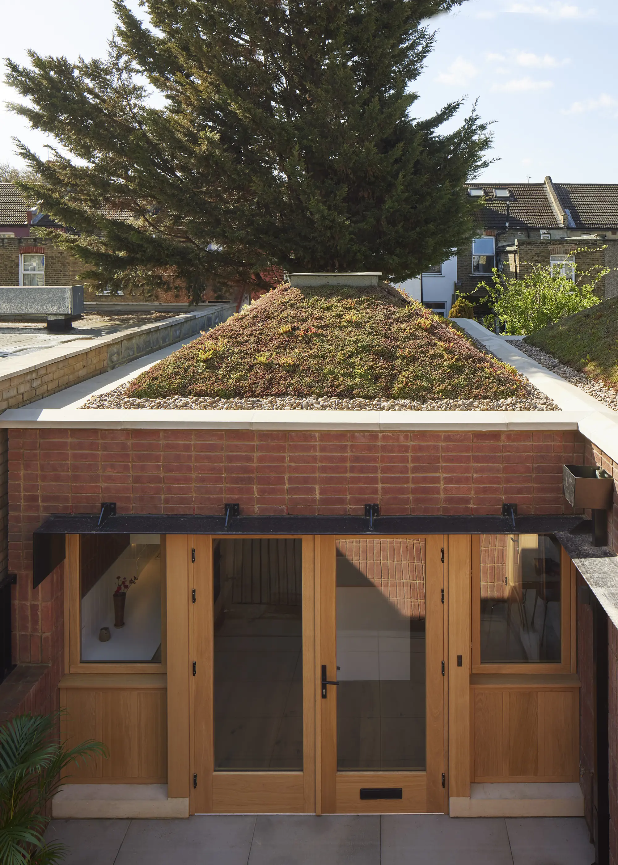 Brick bungalow built on a challenging urban plot