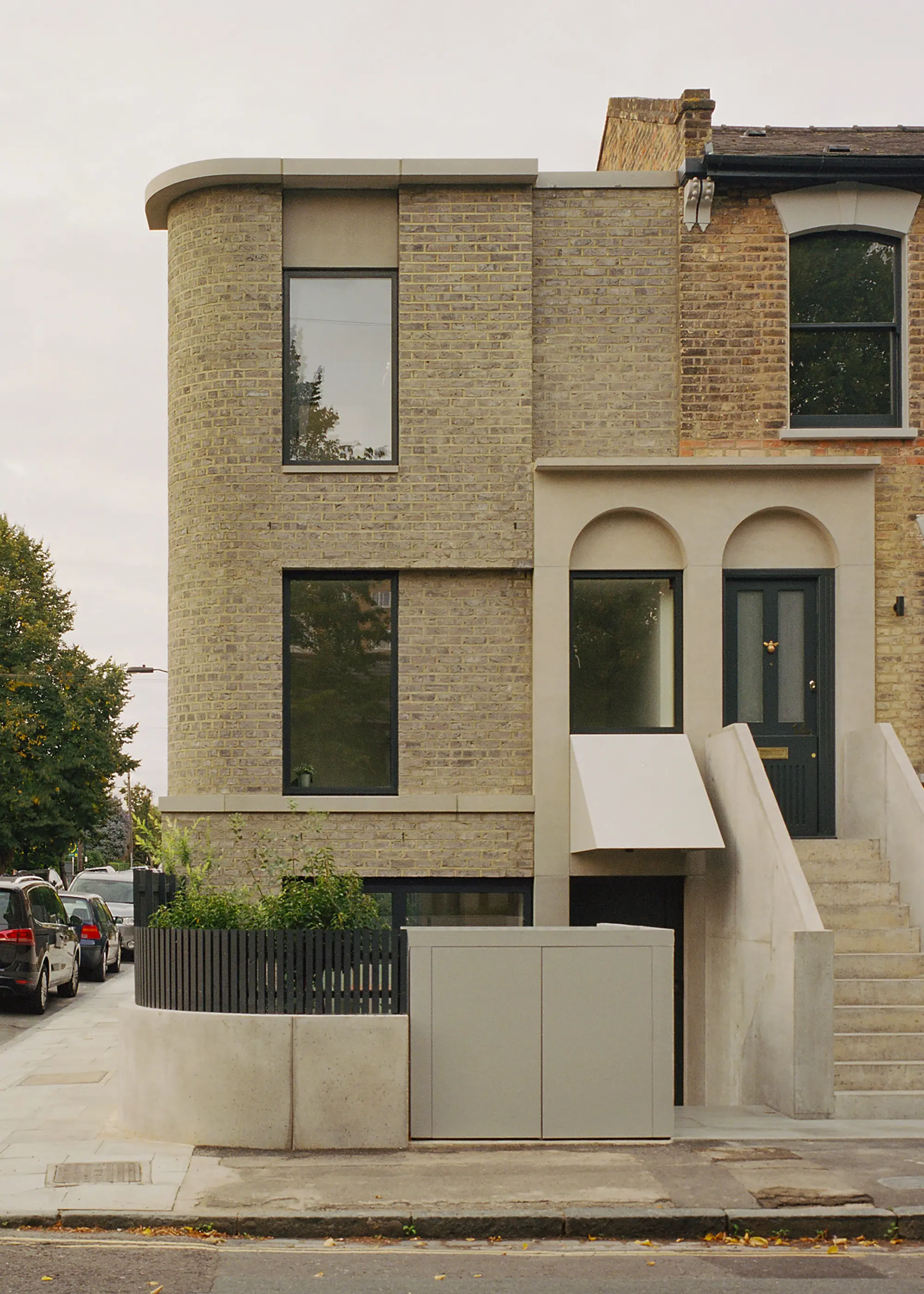 Victorian terrace-style new build on a garden plot