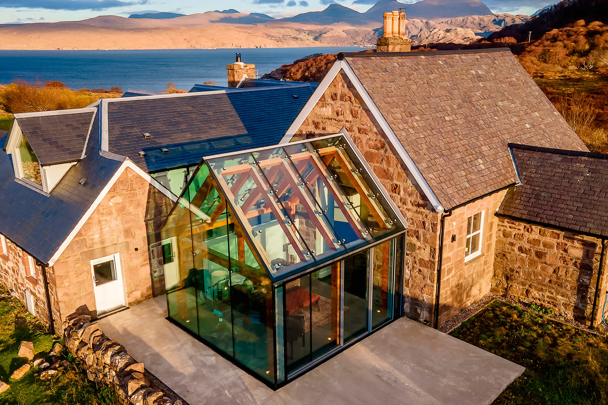 16m² glass-and-oak frame extension for a home in the Highlands