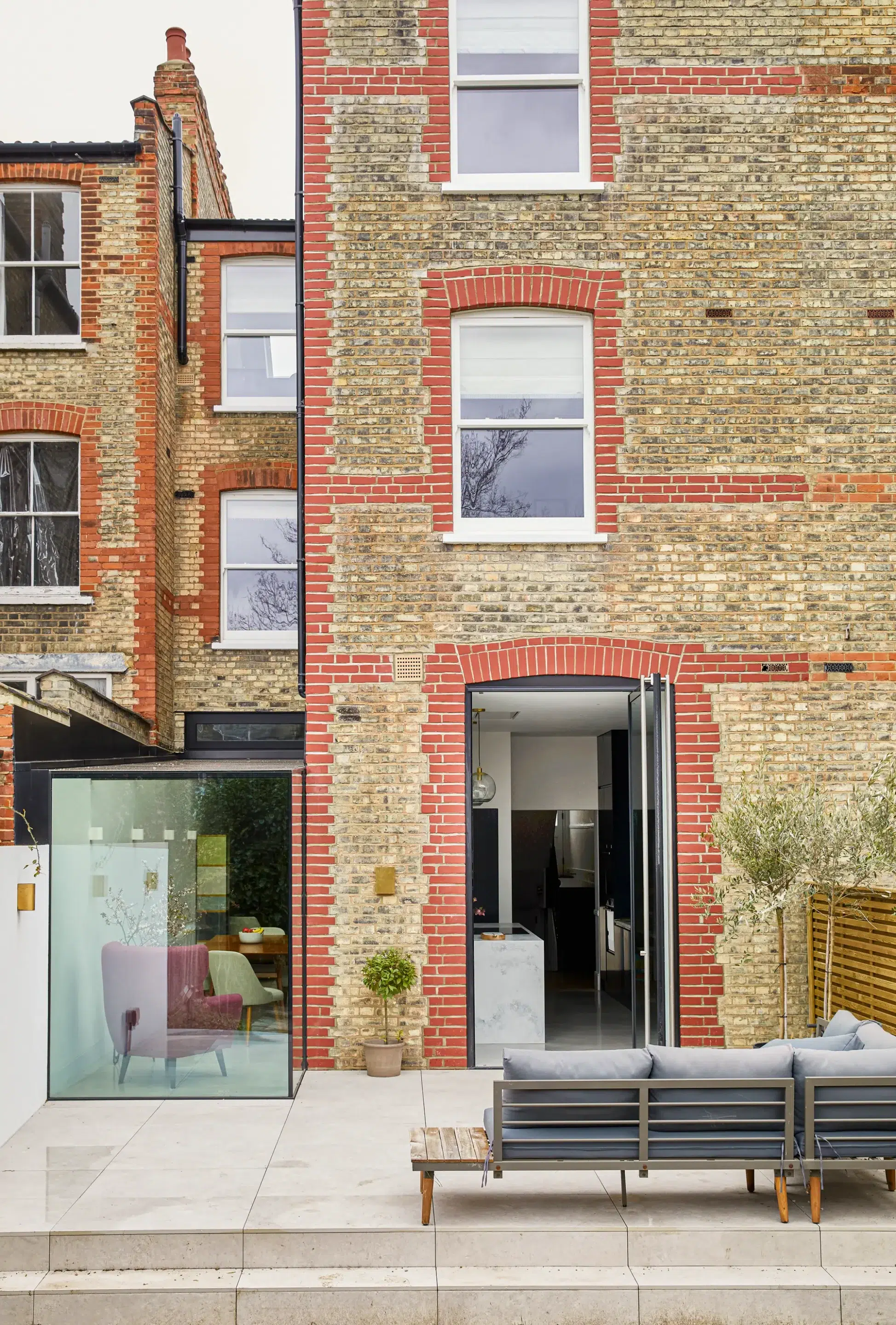 Small 16m² glass box extension for a family home