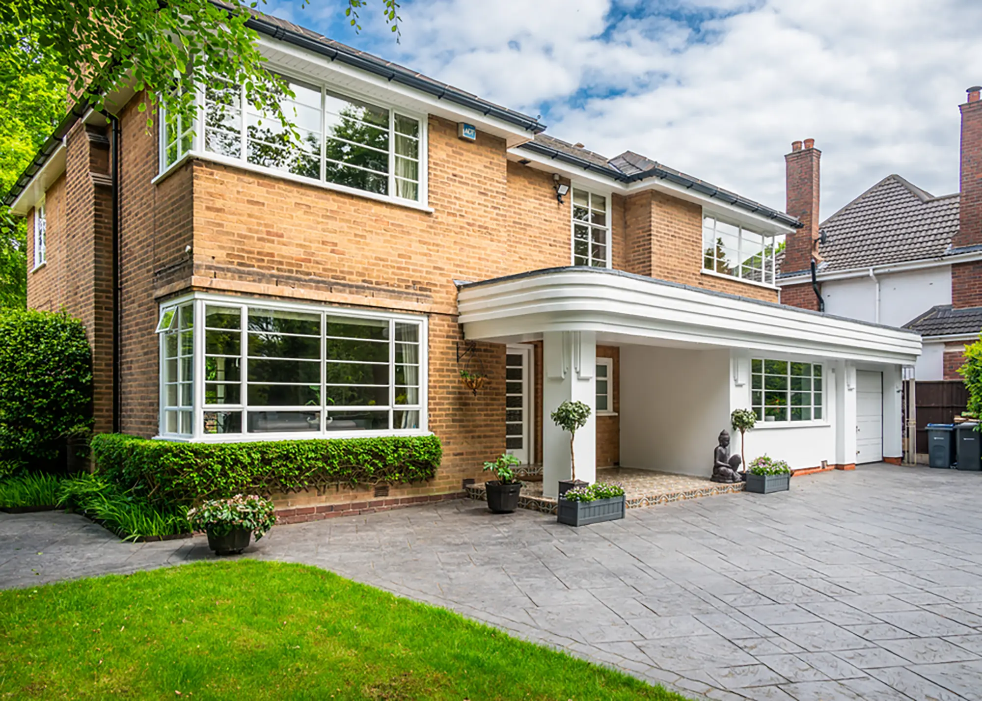 How to Choose the Right Window Frame Material – the Pros & Cons of Each Option